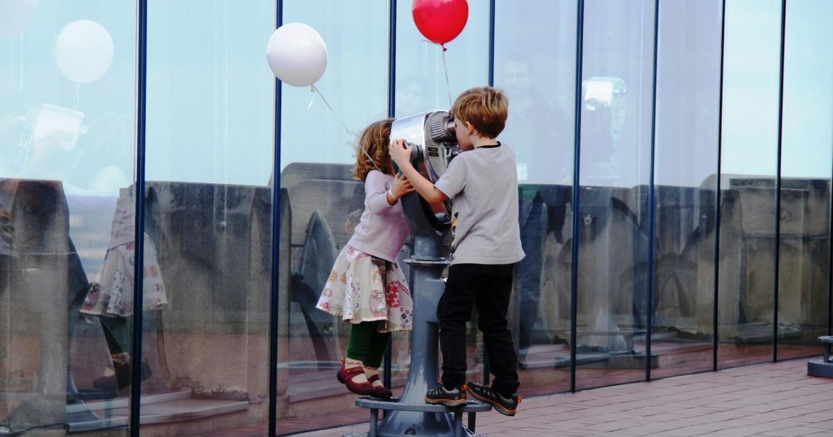 Two kids in NYC using a viewfinder